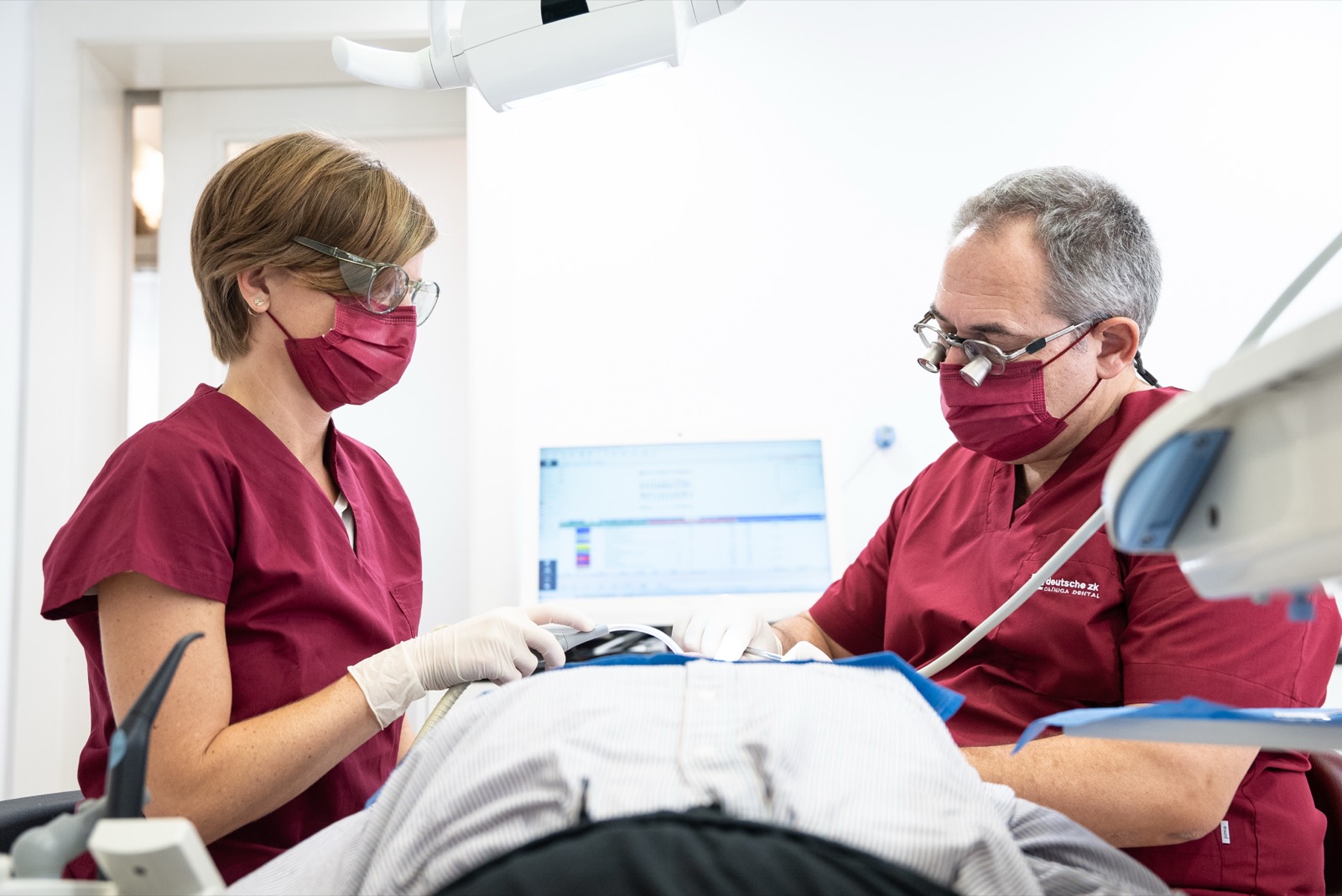 Dr. Eickhoff und Assistentin bei der Behandlung