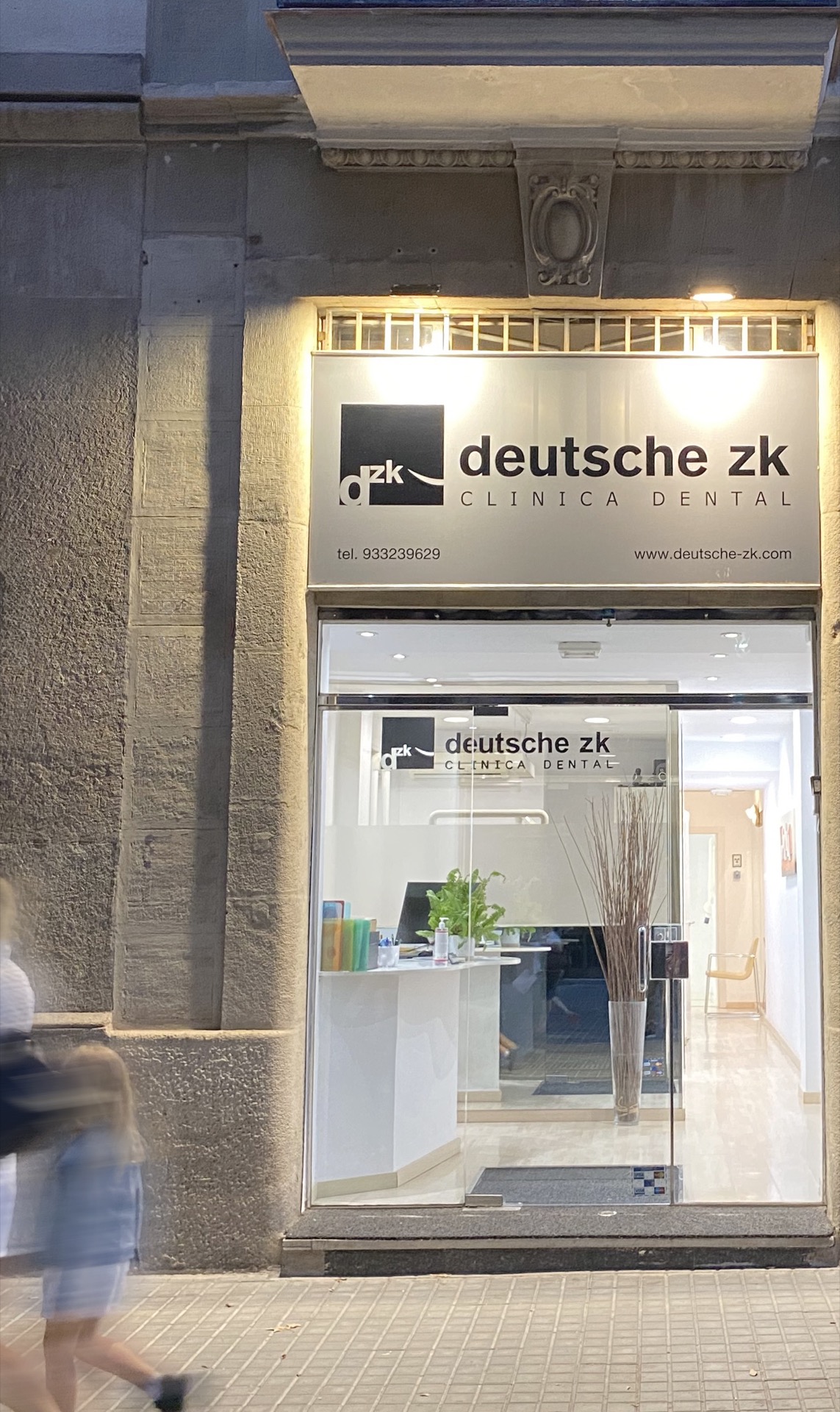 Deutsche ZK Clinica Dental — Praxiseingang Consell de Cent 249, Barcelona